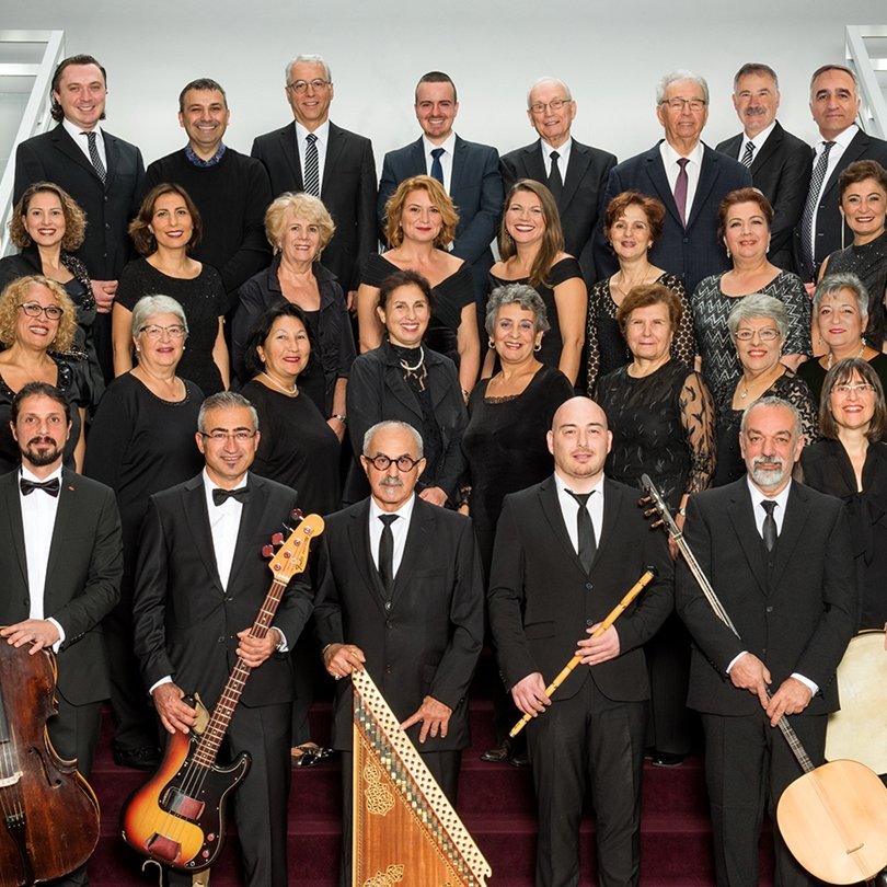 Eine große Gruppe Musiker*innen mit klassischen türkischen Instrumenten