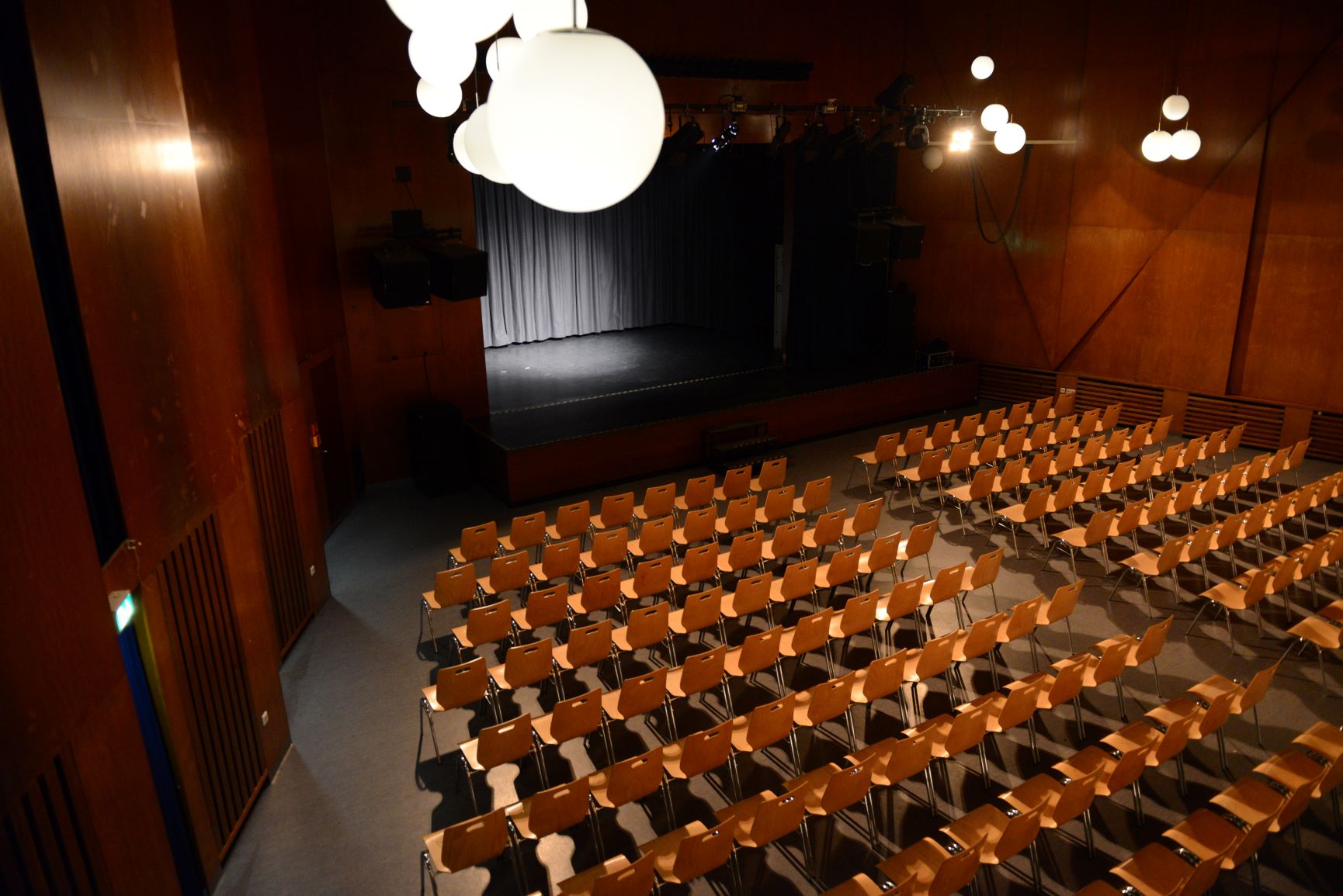 Zuschauerraum und Bühne des Saals im Kulturzentrum dasHaus