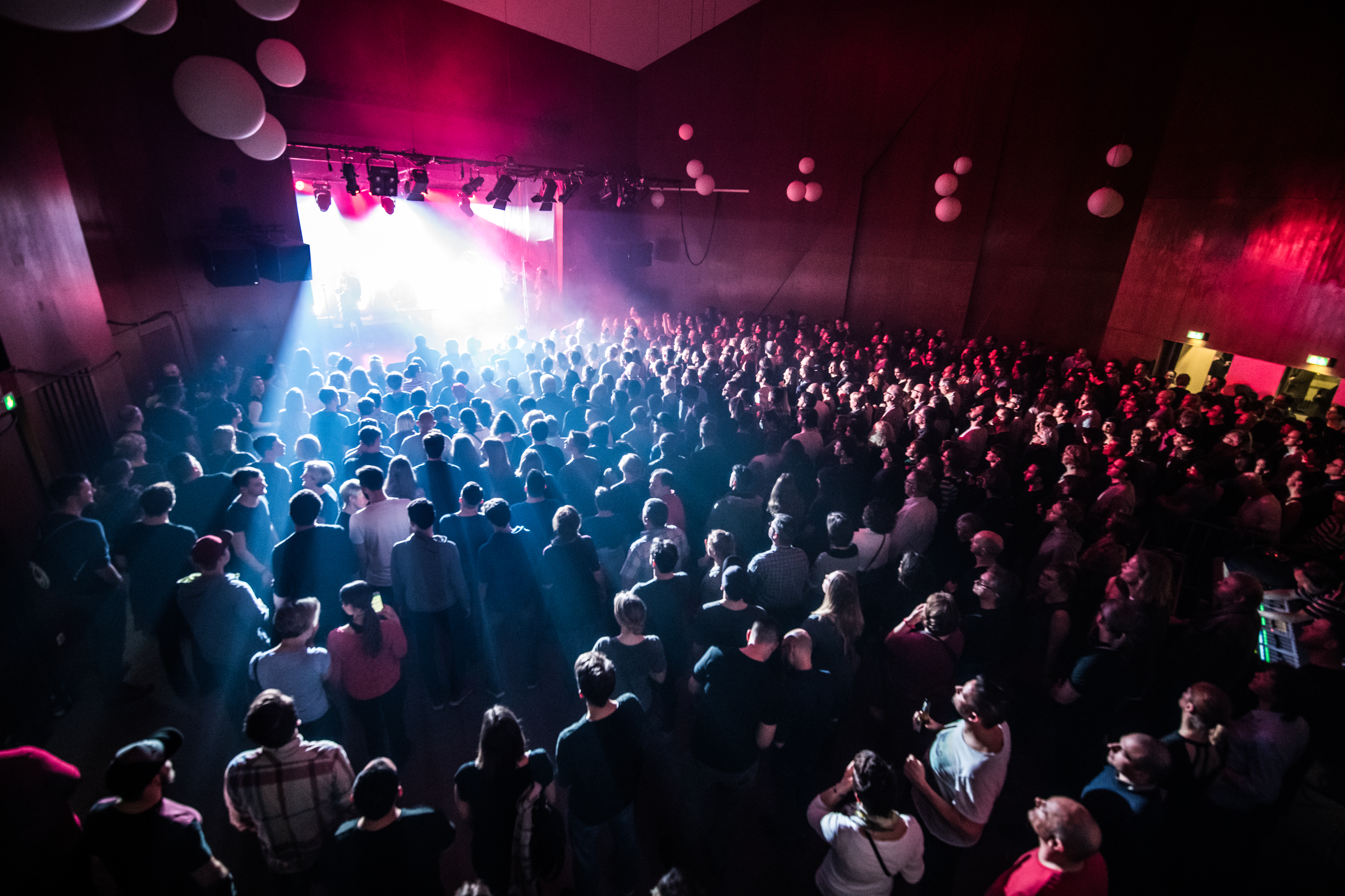 Eine große Menschenmenge, die sich ein Konzert anschaut